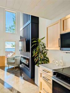 Μια τηλεόραση ή/και κέντρο ψυχαγωγίας στο Oyster Creek Chalet 2