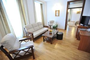ein Wohnzimmer mit einem Sofa und einem Tisch in der Unterkunft Casa Weidner in Sibiu