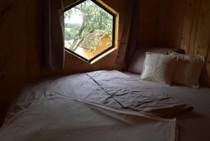 Tempat tidur dalam kamar di Apidomek Medový ráj