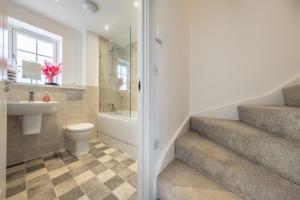 Vannituba majutusasutuses The Middle House by Big Skies Cottages +21 fotot