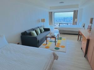 Tempat tidur dalam kamar di Chill high-rise landscape house