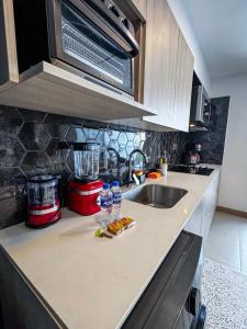 Kuchyň nebo kuchyňský kout v ubytování Luxury Condo at Viva Jaco Residence