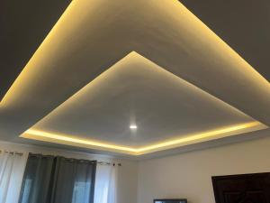 eine Decke mit einem großen Licht in einem Zimmer in der Unterkunft Nana's Duplex Apartment in Marshall