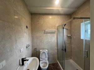 ein Badezimmer mit Waschbecken, Toilette und Dusche in der Unterkunft Nana's Duplex Apartment in Marshall + 25 Fotos