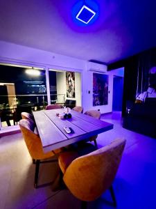 TV a/nebo společenská místnost v ubytování Luxury Condo at Viva Jaco Residence
