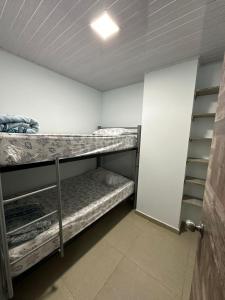 Giường tầng trong phòng chung tại Club campestre el Zarzal - Apartamento - Hotel - Habitaciones - Glamping