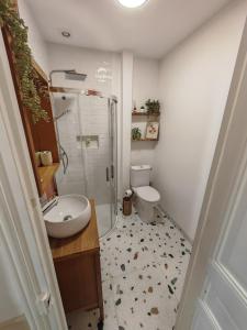 Bilik mandi di Appartement Cosy et accueillant