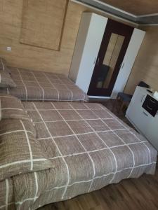 Rúm í herbergi á Prenociste Rooms Simke
