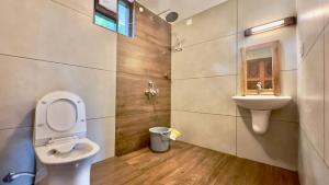 阿勒皮Dutch Square Hostel的带马桶和水槽的浴室