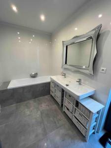 łazienka z umywalką i lustrem w obiekcie House in Pezinok with swimming pool, Bratislava w mieście Pezinok