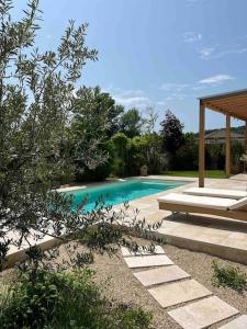 basen z altaną obok w obiekcie House in Pezinok with swimming pool, Bratislava w mieście Pezinok