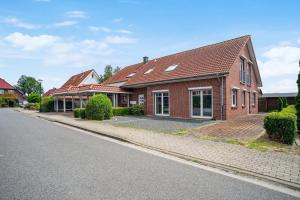 a red brick house on the side of a street at Traumhaus mit Garten in Reppenstedt