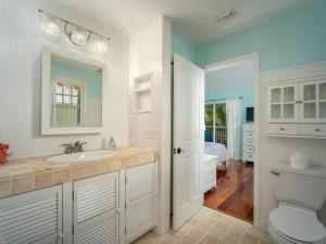 キーウェストにあるDoc`s Paradiseの洗面台とトイレを備えた白いバスルーム +26枚の写真