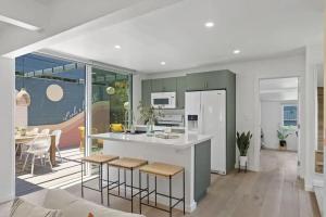 une cuisine avec un comptoir et des tabourets dans une pièce dans l'établissement 5BD Home with outdoor space in Little Italy, à San Diego 16 autres photos