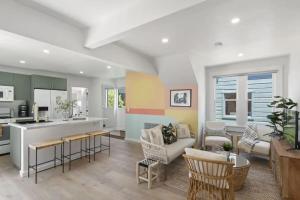 Il dispose d'une cuisine et d'un salon avec un canapé et des chaises. dans l'établissement 5BD Home with outdoor space in Little Italy, à San Diego