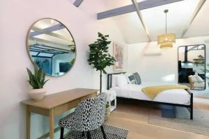 une chambre avec un lit et un miroir dans l'établissement Quaint Studio for 2 in the Heart of Little Italy, à San Diego