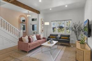 Istumisnurk majutusasutuses 4BD Home in the Heart of Little Italy