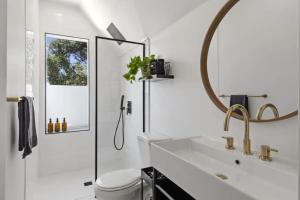 Vannituba majutusasutuses 4BD Home in the Heart of Little Italy +11 fotot