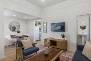 un salon avec un canapé et une table dans l'établissement Cozy 1 BR Casita Overflowing with Natural Light, à San Diego 2 autres photos