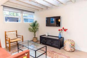 Μια τηλεόραση ή/και κέντρο ψυχαγωγίας στο Lovely Studio in the Heart of Little Italy