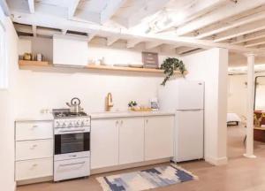 Η κουζίνα ή μικρή κουζίνα στο Lovely Studio in the Heart of Little Italy