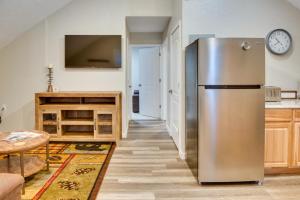 une cuisine avec un réfrigérateur en acier inoxydable dans une pièce dans l'établissement Cozy Soldotna Vacation Rental Near Kenai River!, à Soldotna