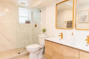 Ένα μπάνιο στο Lovely Studio in the Heart of Little Italy