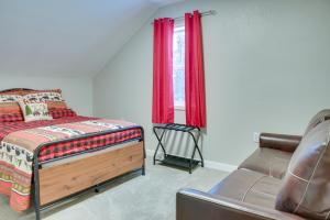 une chambre avec un lit, un canapé et une fenêtre dans l'établissement Cozy Soldotna Vacation Rental Near Kenai River!, à Soldotna