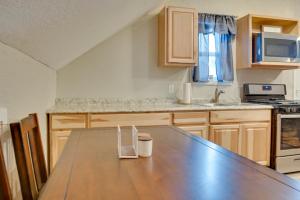 - une cuisine avec une table en bois et un comptoir dans l'établissement Cozy Soldotna Vacation Rental Near Kenai River!, à Soldotna 16 autres photos