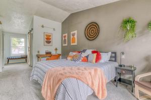 una camera da letto con un letto con una coperta sopra di Monmouth Family Retreat - Pet Friendly, Play Areas, Hot Tub, Game Room a Monmouth