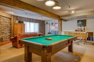 Biliár nebo kulečník v ubytování Thunderhead Lodge Condo 204 - Modern Heated Pool & Games
