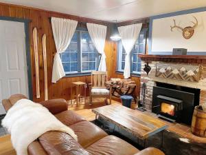 un soggiorno con divano e camino di Springbrook · Cozy 2BR Mt. Hood Cabin, Fireplace & Retro Kitchen a Mount Hood Village