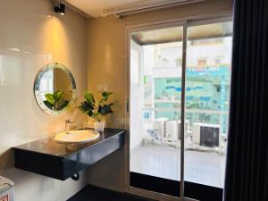 胡志明市Centana Ben Thanh Hotel的浴室里有洗手池和镜子