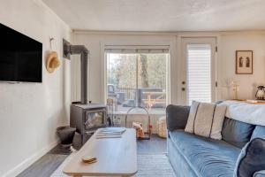 TV a/nebo společenská místnost v ubytování Riverbend Cabin 1 - Lolo Bungalow