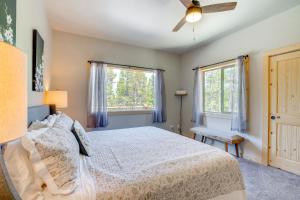 Ένα ή περισσότερα κρεβάτια σε δωμάτιο στο 24-0082 Fairplay Cabin Hike, Fish, Ski!