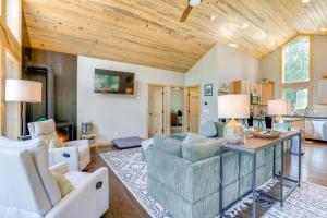 Χώρος καθιστικού στο 24-0082 Fairplay Cabin Hike, Fish, Ski!