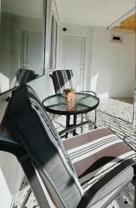 Una mesa de cristal y sillas en una habitación. en Guest House Horizonti, en Signagi