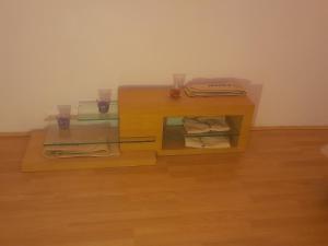 einem Holztisch mit zwei Gläsern darüber in der Unterkunft Le Zébresse in Combrand