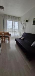 a bedroom with a bed and a bench and a window at Studio 30m plage - Marina 5 - 31 allée des pinons - 1-1 in Saint-Jean-de-Monts