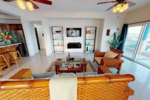 una sala de estar con un sofá y una mesa en Summer house in Belize, en San Pedro