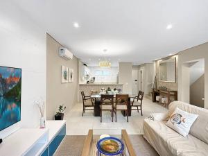 a living room with a couch and a table at Piscina Privativa - Condominio - Churrasqueira - Espaçosa in Guarujá