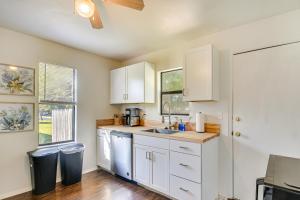 une cuisine avec des armoires blanches et un évier dans l'établissement about 1 Mi to University of Oklahoma Norman Cottage, à Norman