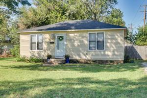 une petite maison avec une pelouse dans l'établissement about 1 Mi to University of Oklahoma Norman Cottage, à Norman