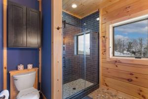un bagno con doccia, WC e finestra di Big Sky Cabin at Monteagle a Banner Elk Altre 26 foto