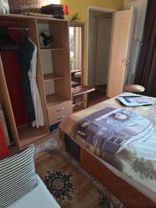 Homey Budget Bedroom客房内的一张或多张床位