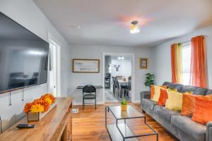 布罗克顿Downtown Brockton Apt Less Than 1 Mi to Local Dining的带沙发和桌子的客厅