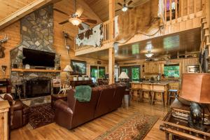 Μια τηλεόραση ή/και κέντρο ψυχαγωγίας στο Appalachian Mtn Cabin Near New River State Park!