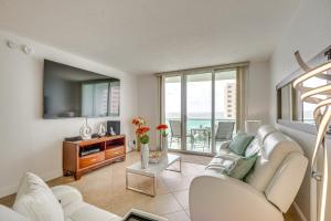 Μια τηλεόραση ή/και κέντρο ψυχαγωγίας στο Hollywood Condo with Beach Access - Walk to Shore!