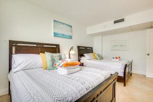 Ένα ή περισσότερα κρεβάτια σε δωμάτιο στο Hollywood Condo with Beach Access - Walk to Shore!