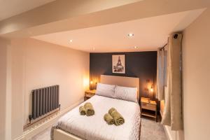 GloucestershireにあるAlbert House - 3 Beds, Central & Racecourse!のベッドルーム1室(スリッパ2枚付) +32枚の写真